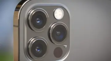 يتميز هاتف iPhone 12 Pro، الذي يبلغ سعره 7.4 مليون دونغ فيتنامي وهو سعر معقول للغاية، بتصميم مثالي وهو بنفس جودة هاتف iPhone 17 Pro، مما يجعله جذابًا للمشترين.